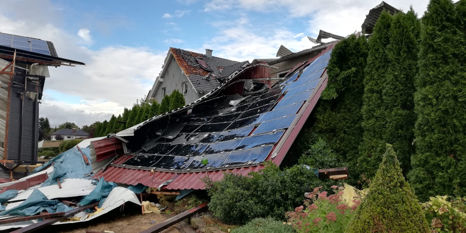 Sturmschaden an Dach mit Photovoltaikanlage